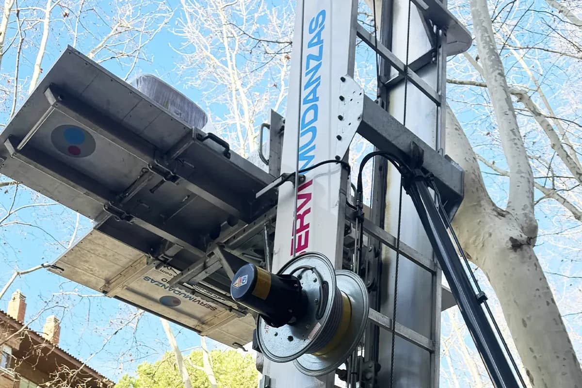 Bandeja de plataforma elevadora con cajas marca Servimudanzas en mudanza
