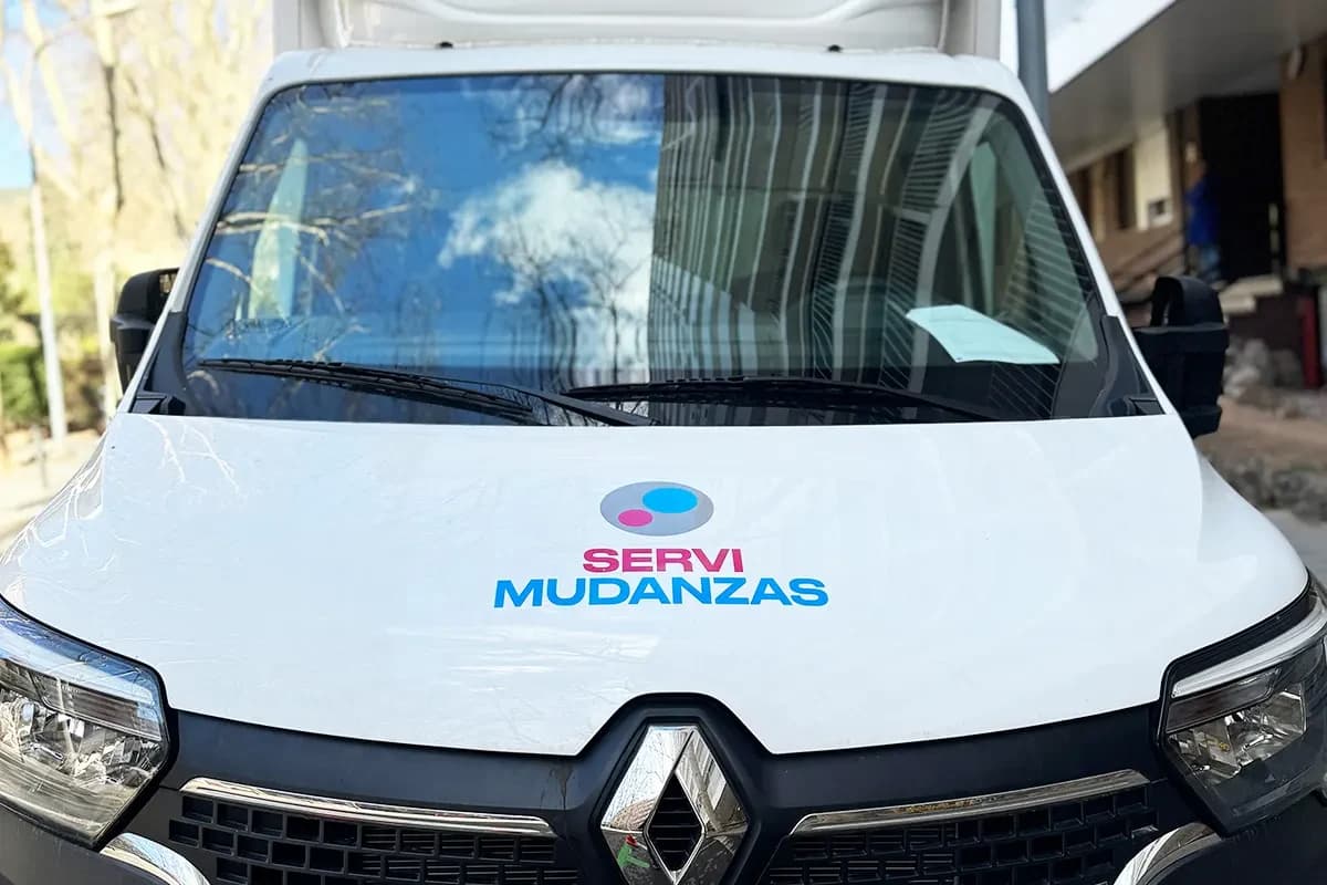 Vista frontal de camión Servimudanzas con isotipo de marca limpio