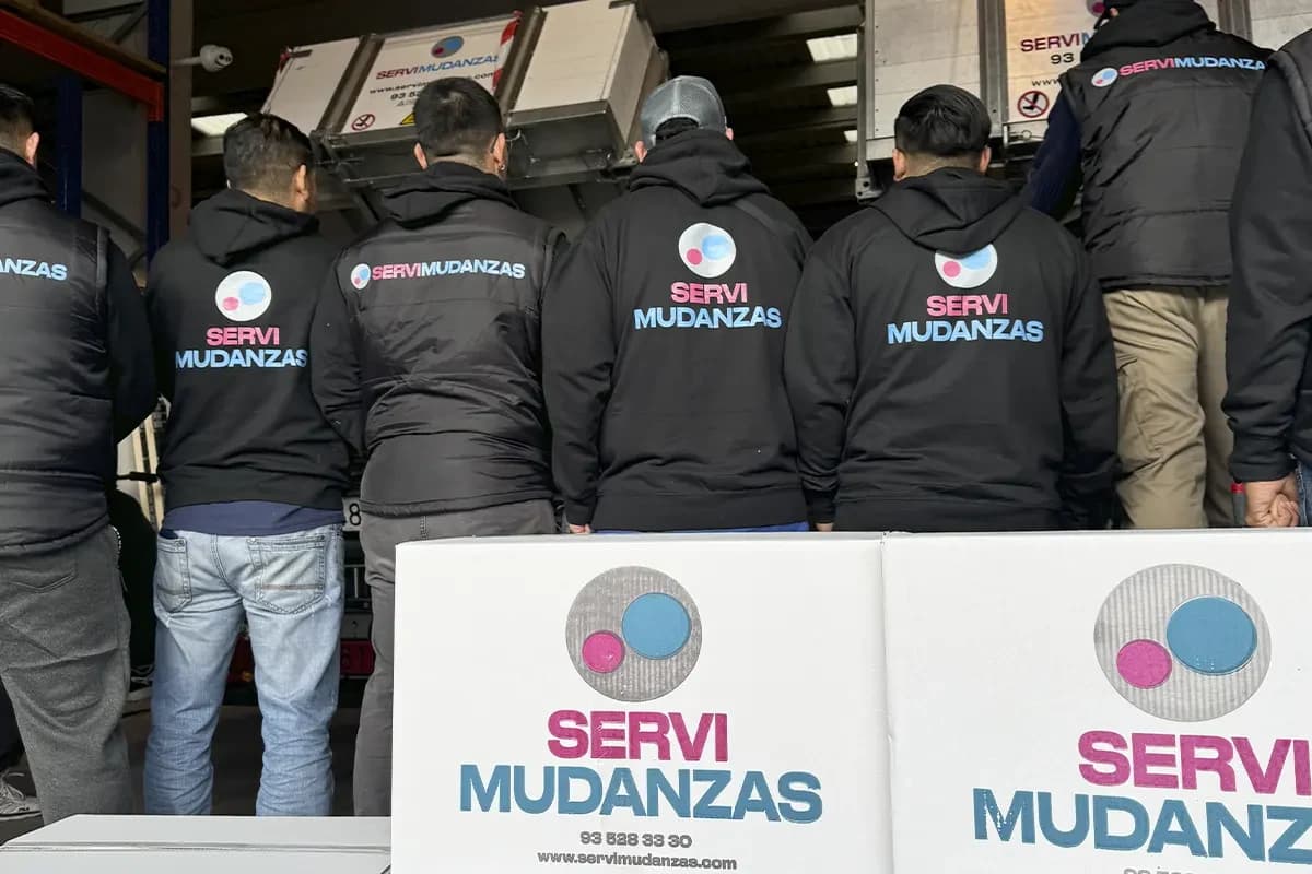 Equipo de operarios de Servimudanzas en formación interna sobre uso de elevador