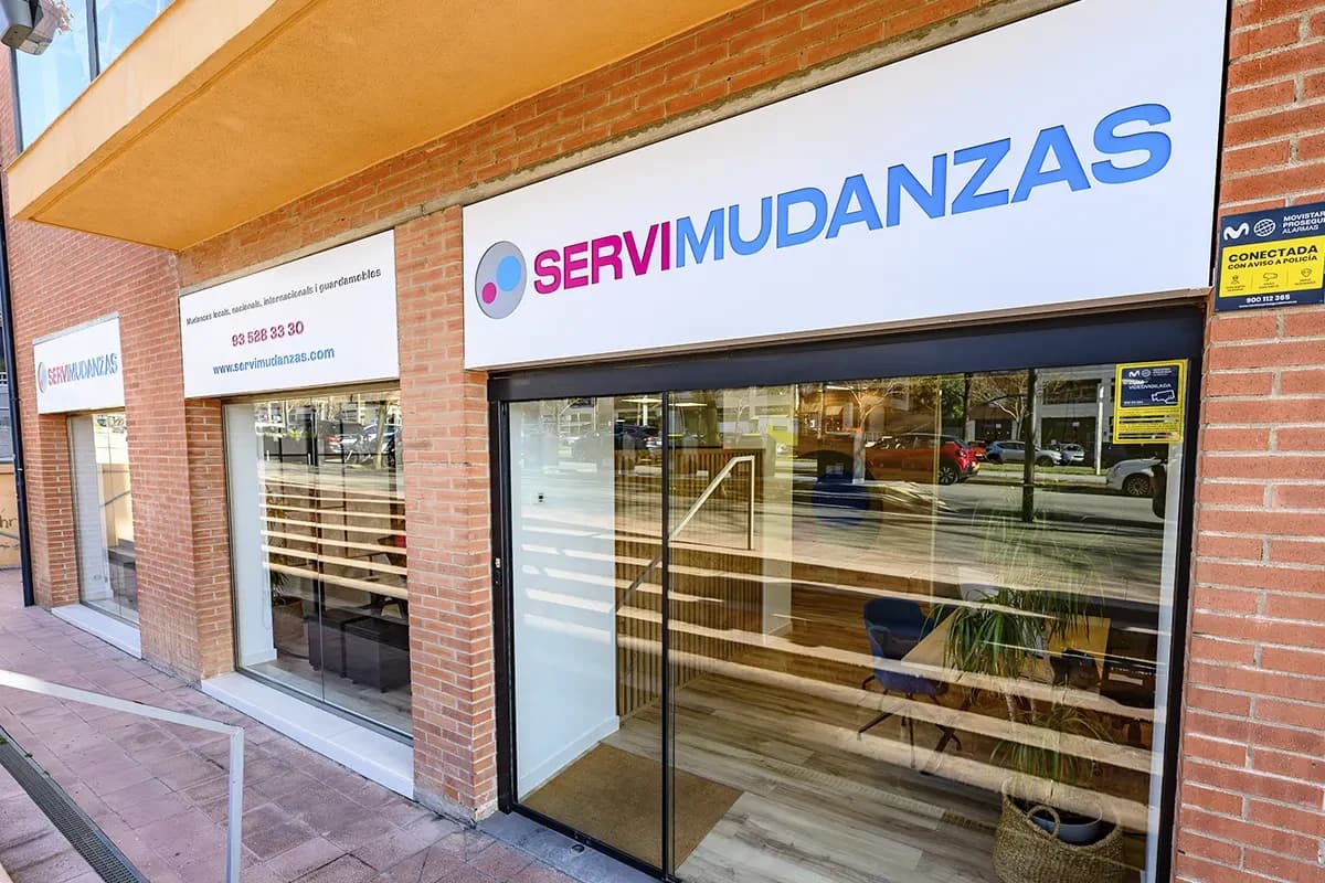 Rótulo e isotipo de Servimudanzas en la fachada de la sede de Sant Cugat