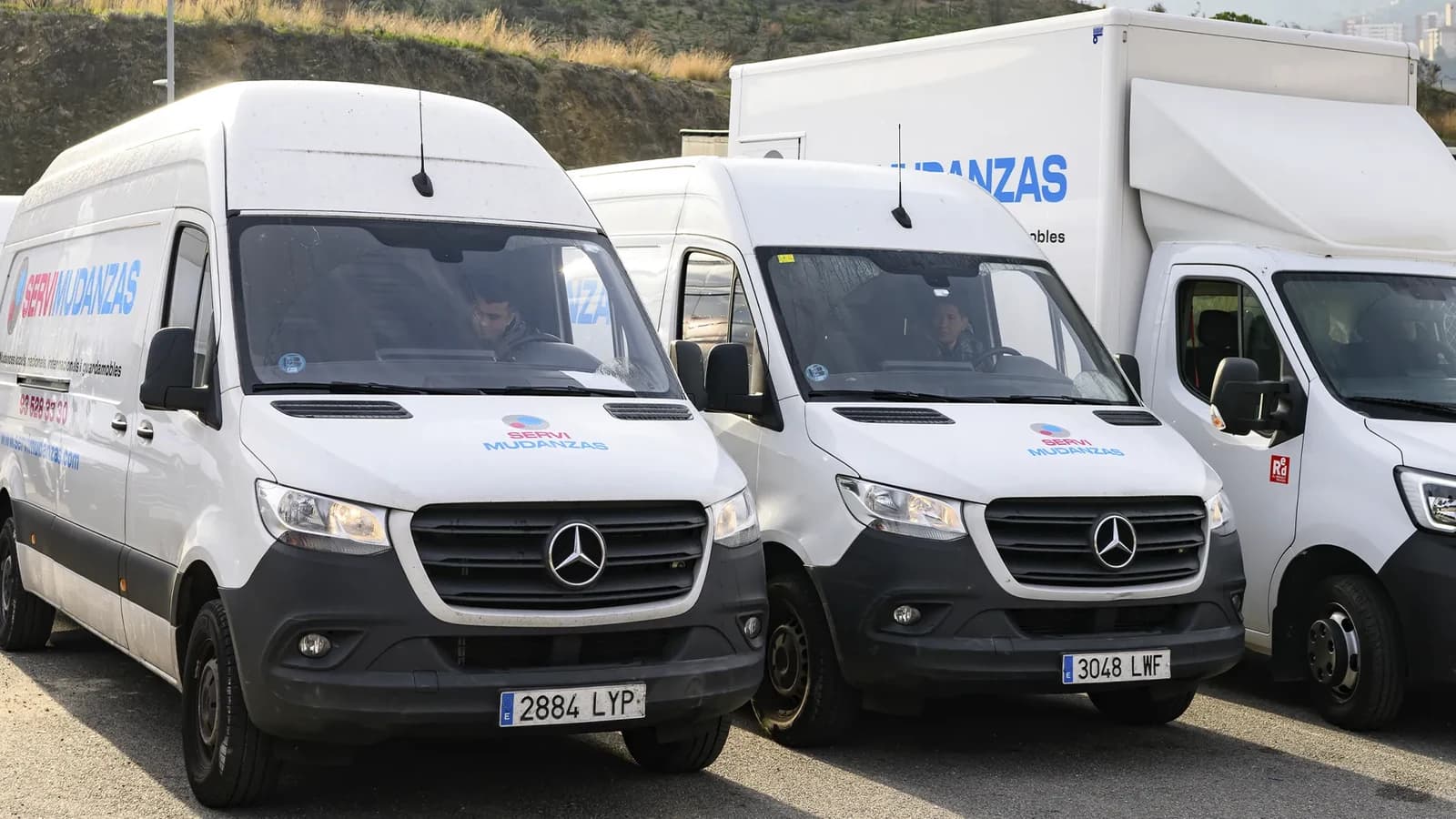Flota de furgonetas Mercedes Sprinter de Servimudanzas para mudanzas en Barcelona