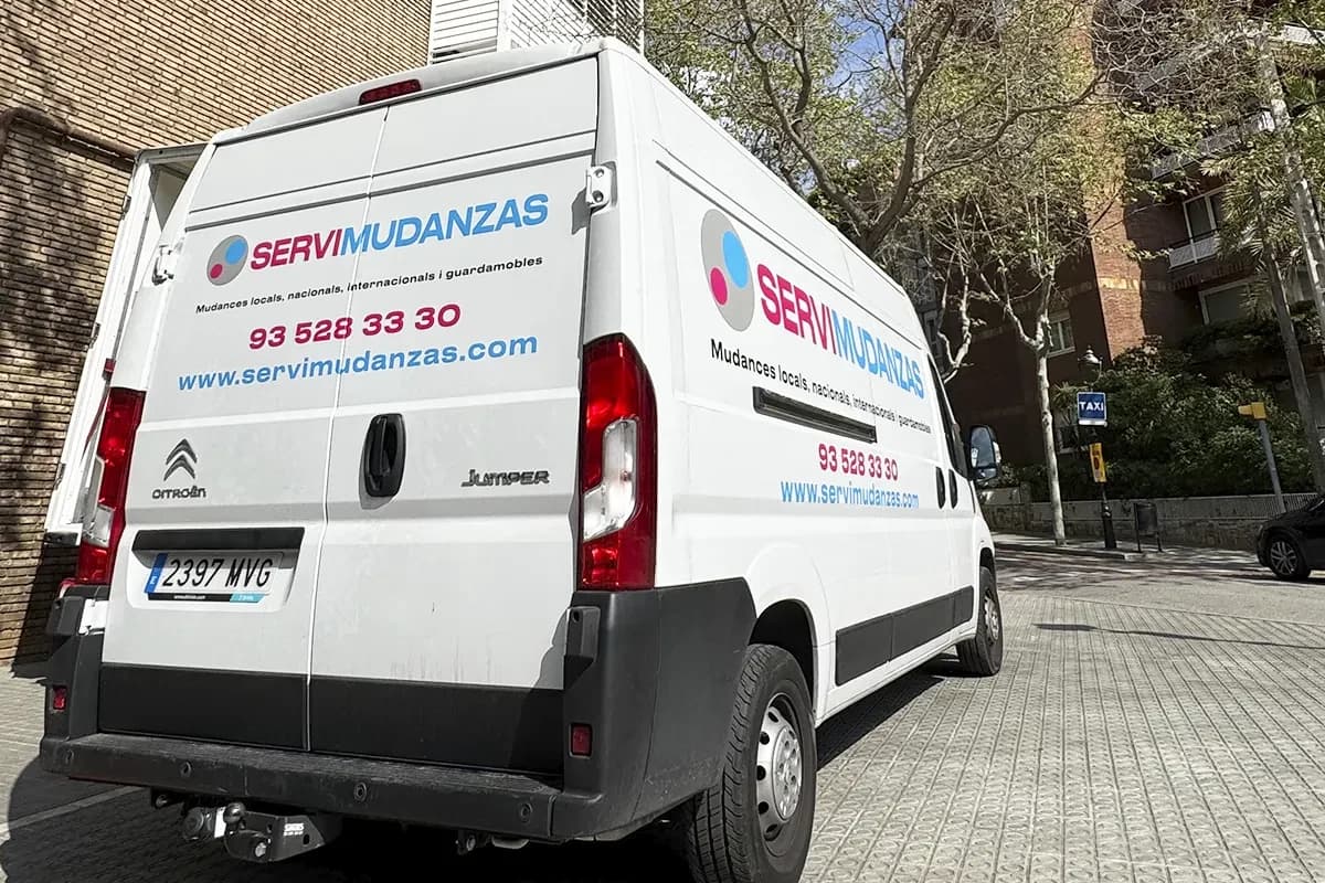 Furgoneta de Servimudanzas con marca corporativa lista para mudanza