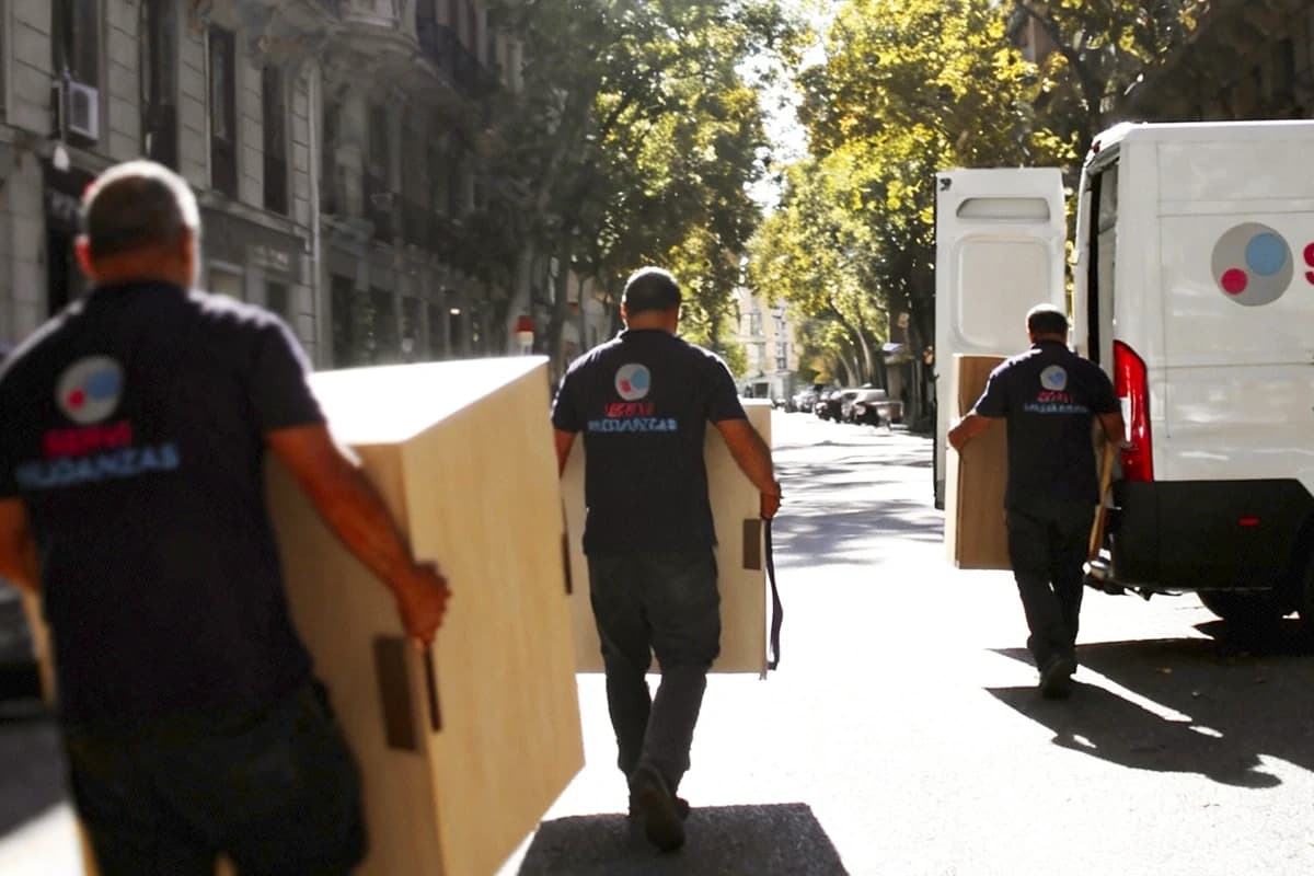 Equipo de Servimudanzas trasladando armarios desmontados durante una mudanza en Barcelona