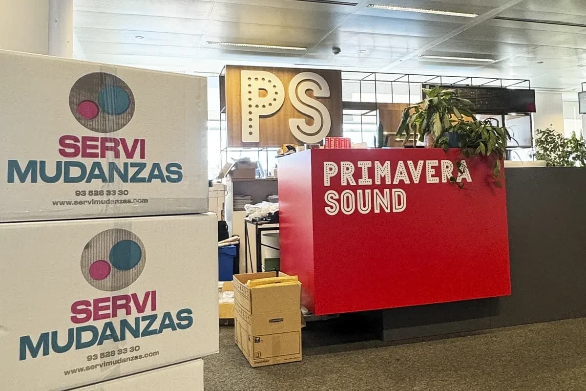 Mudanza de oficinas para Primavera Sound con cajas marca Servimudanzas