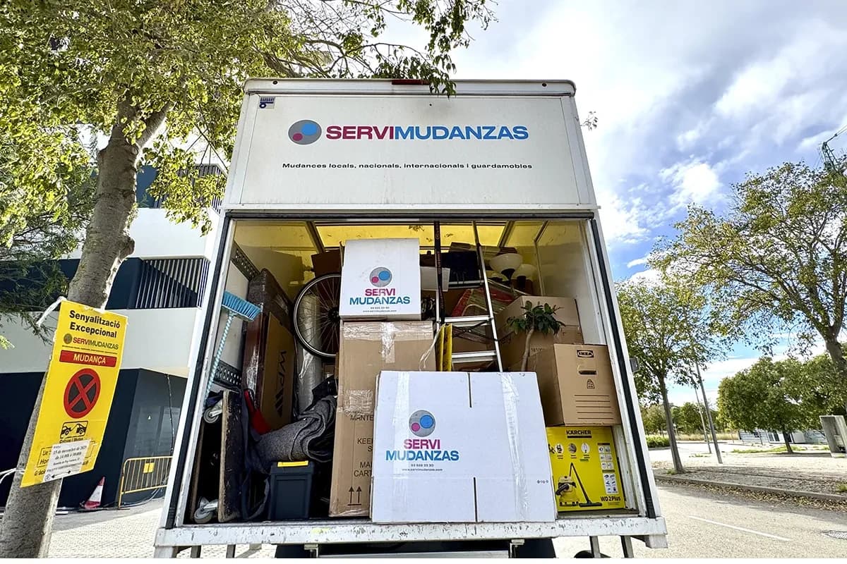 Mudanza con permiso de zona azul tramitado por Servimudanzas y camión cargado de cajas