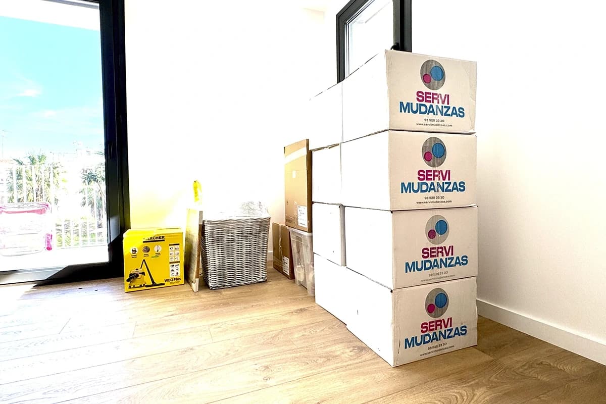 Mudanza preparada en piso vacío con cajas marca de Servimudanzas apiladas