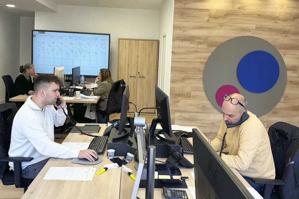 Equipo de atención al cliente de Servimudanzas en oficina central
