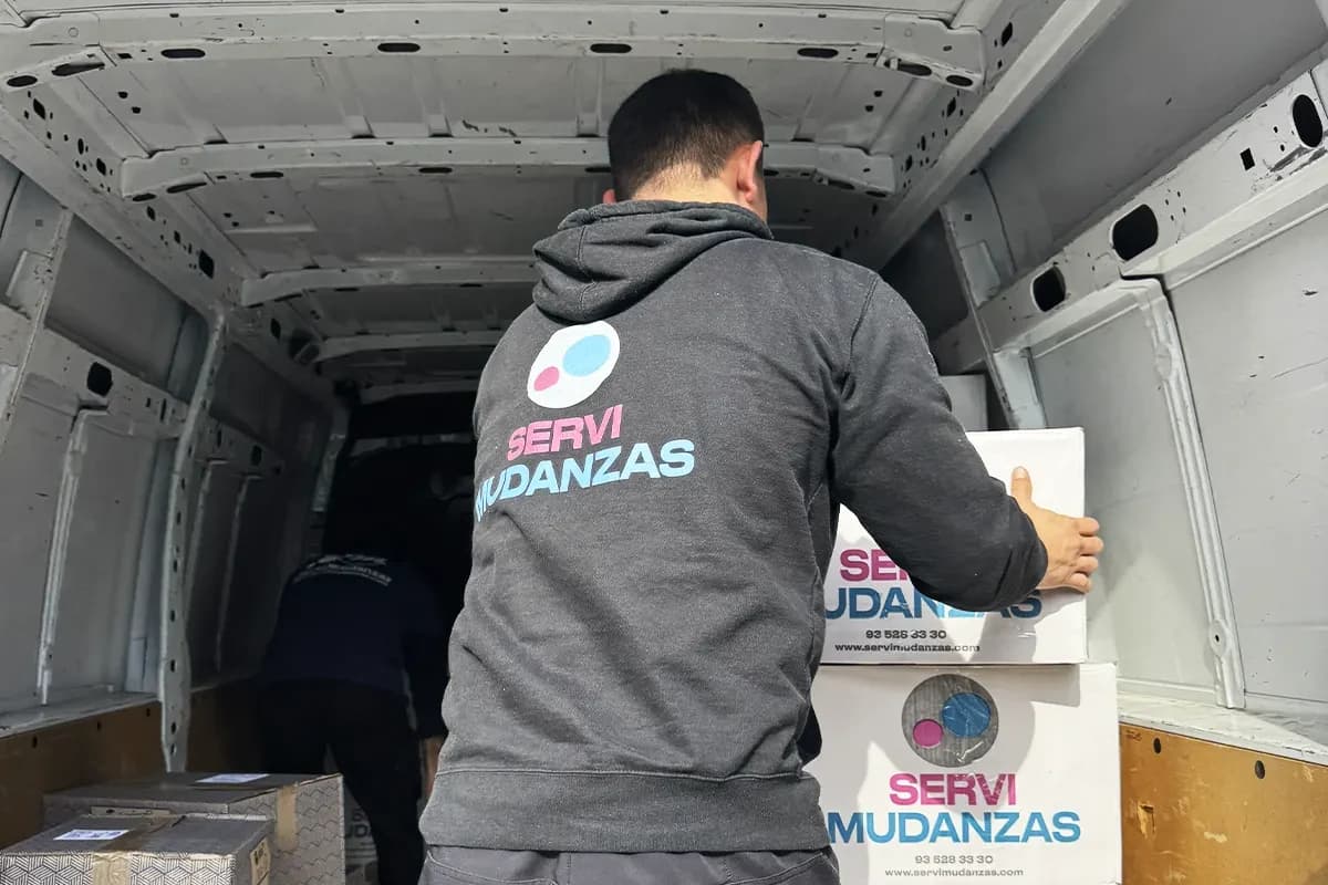 Operario de Servimudanzas apilando cajas marca dentro de camión de mudanza