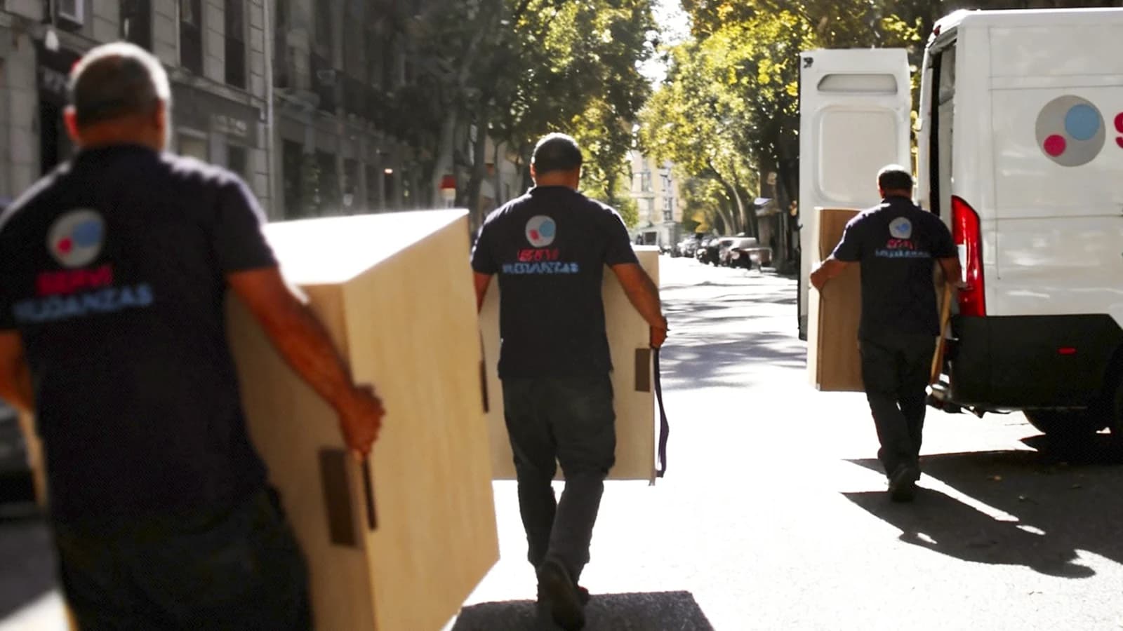 Operarios especialistas de Servimudanzas trasladando objetos voluminosos con cuidado en Barcelona
