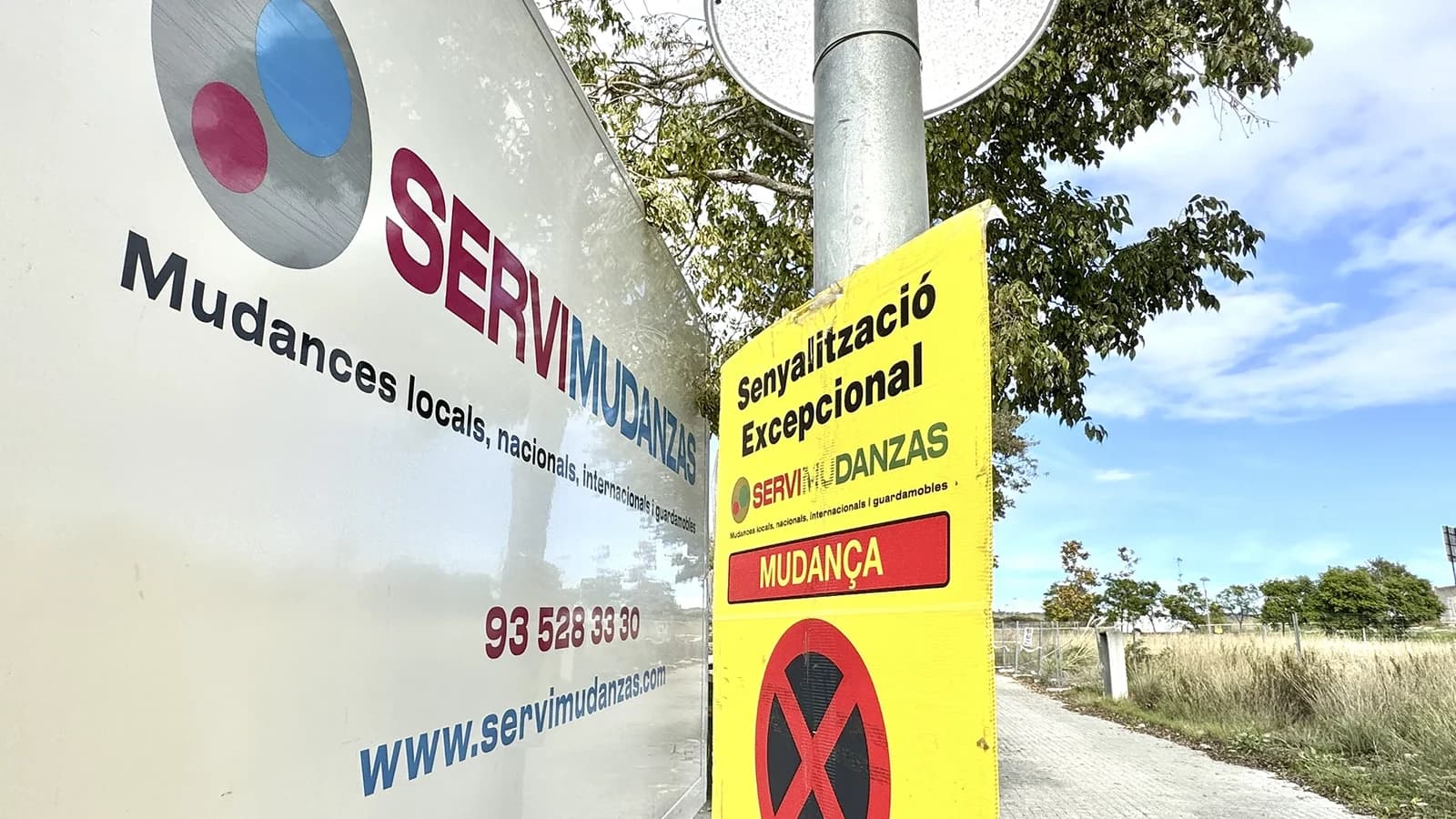 Cartel de señalización excepcional para mudanza tramitado por Servimudanzas en Barcelona