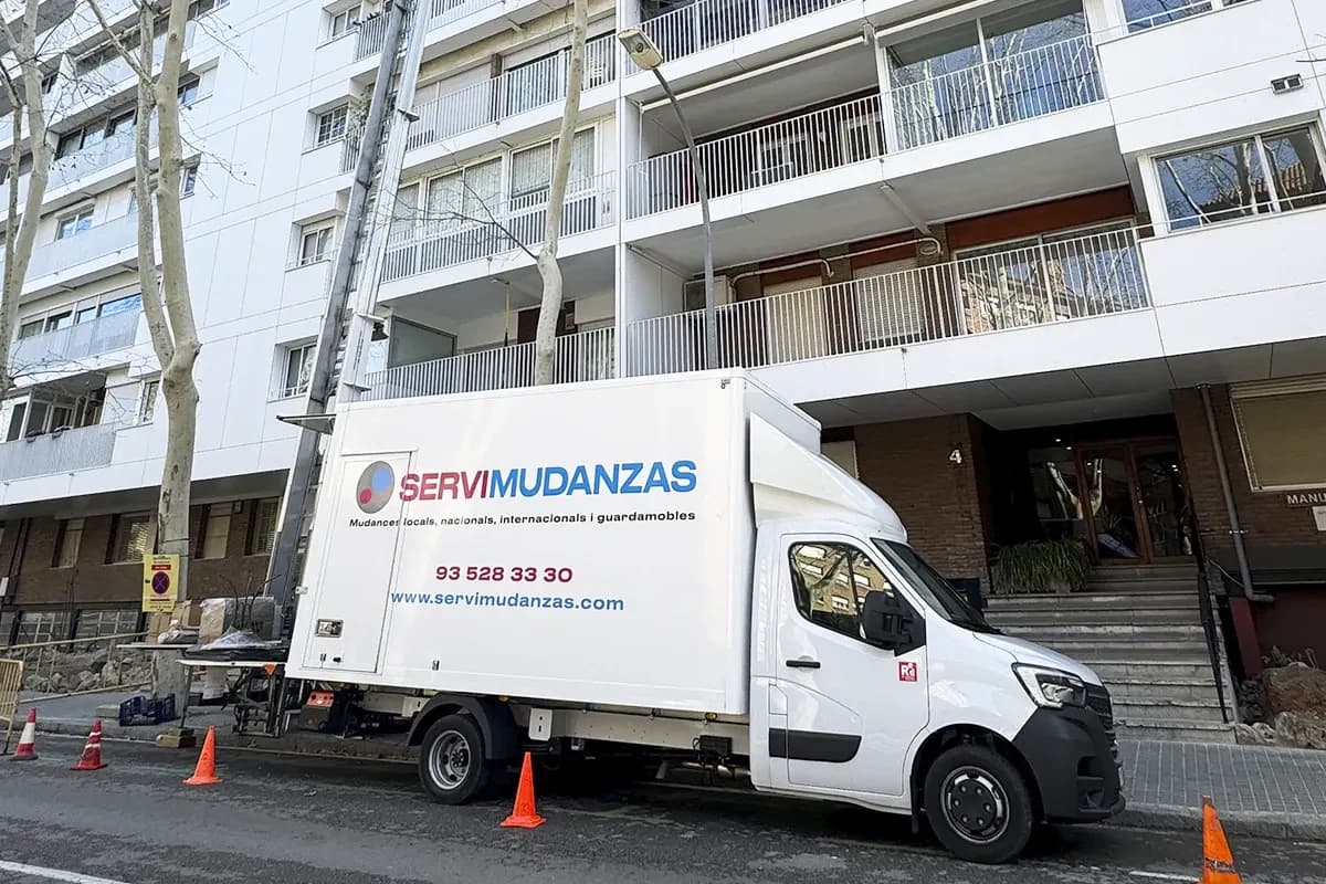Plataforma elevadora Servimudanzas con conos de señalización en calle del Eixample